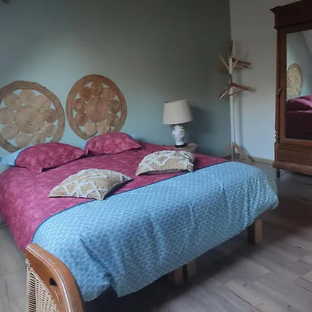 Au Pied De La Colline Bed & Breakfast Alembon