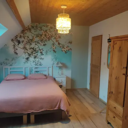 Au Pied De La Colline Alembon