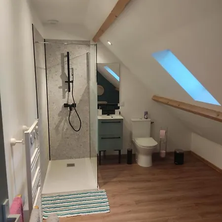 Au Pied De La Colline Bed & Breakfast Alembon