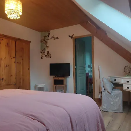 Au Pied De La Colline Alembon