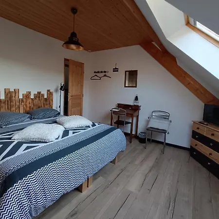 Au Pied De La Colline Bed and breakfast