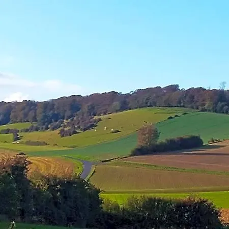 Au Pied De La Colline Alembon
