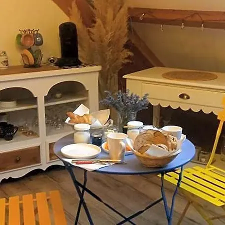 Au Pied De La Colline B&B