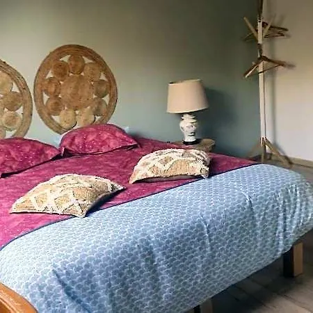 Au Pied De La Colline B&B