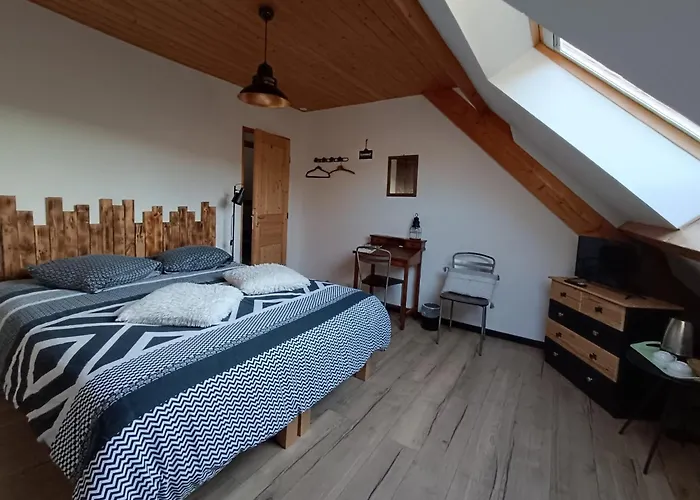 Au Pied De La Colline Bed and breakfast